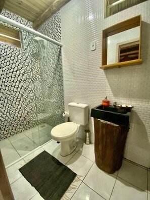 Basic Chalet, Courtyard View | Bathroom | Towels, soap, shampoo, toilet paper - Pousada & Camping Nativos dos Canyons (Praia Grande)