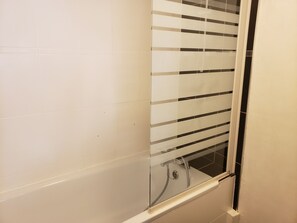 Baignoire, sèche-cheveux, serviettes fournies, savon