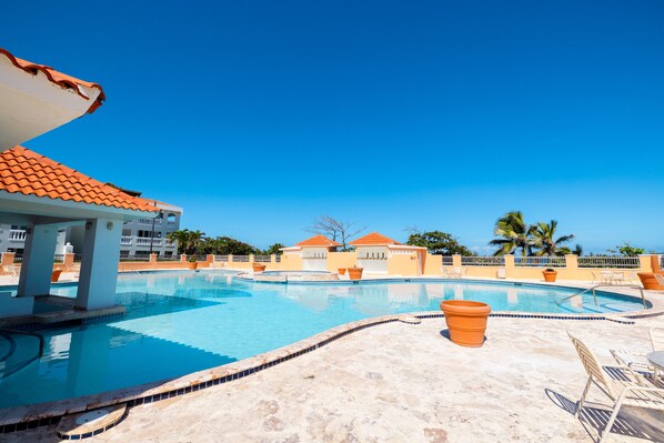 Una piscina al aire libre