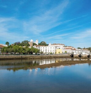 A river with buildings and a bridge in the background. - Residence Apartamento T2 com Piscina (Tavira)