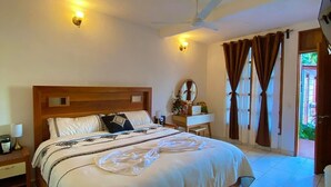 A hotel room with a bed, nightstands, a desk, a ceiling fan, and curtains. - Hotel Milin (Villa Comaltitlán)