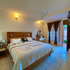 Luksushuone, 1 suuri parisänky | Italialaiset Frette-lakanat, ylelliset vuodevaatteet, ilmainen Wi-Fi