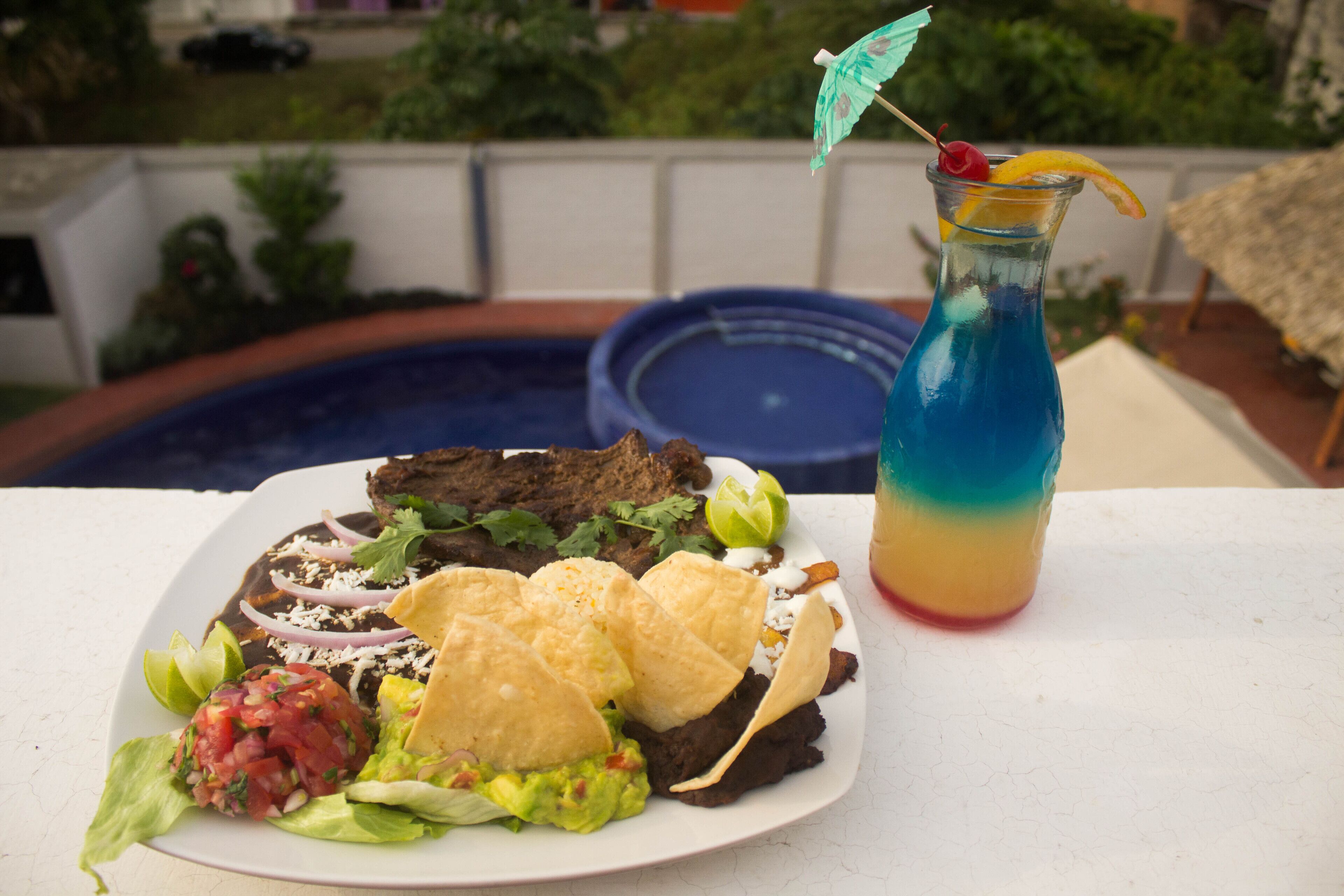 Une assiette de nourriture avec une boisson à côté.