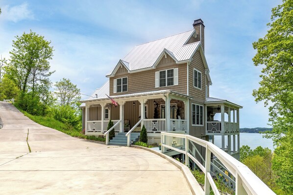 Studio (3 Bedrooms) | Property amenity - 9 to 5 Retreat by Jackson Mountain Rentals (Sevierville)