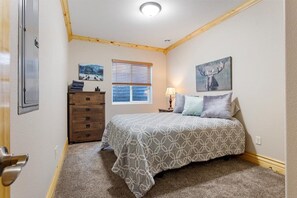 6 bedrooms, WiFi, bed sheets