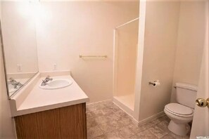 وحدات دش مع أحواض استحمام، مجففات شعر، مناشف، ورق حمّام