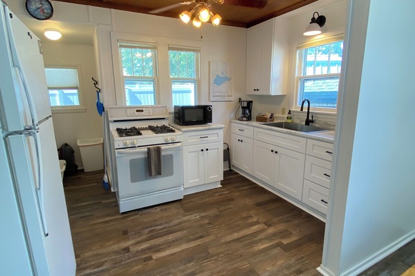 Geladeira, micro-ondas, fogão, cooktop