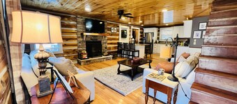 Serene, beautiful views w/ hot tub, fully equipped-20 minutes to Attractions