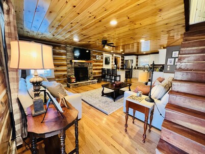 Serene, beautiful views w/ hot tub, fully equipped-20 minutes to Attractions