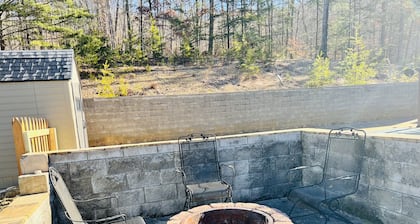 Serene, beautiful views w/ hot tub, fully equipped-20 minutes to Attractions