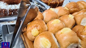 A buffet with various baked goods including cakes, buns, and pastries. - Hotel Sao Luiz (Aparecida)