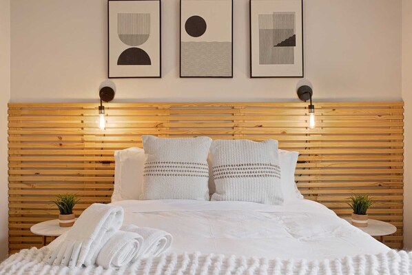 2 bedrooms, iron/ironing board, WiFi, bed sheets - Unique fully renovated duplex unit close to EVERYTHING! (Charlotte)