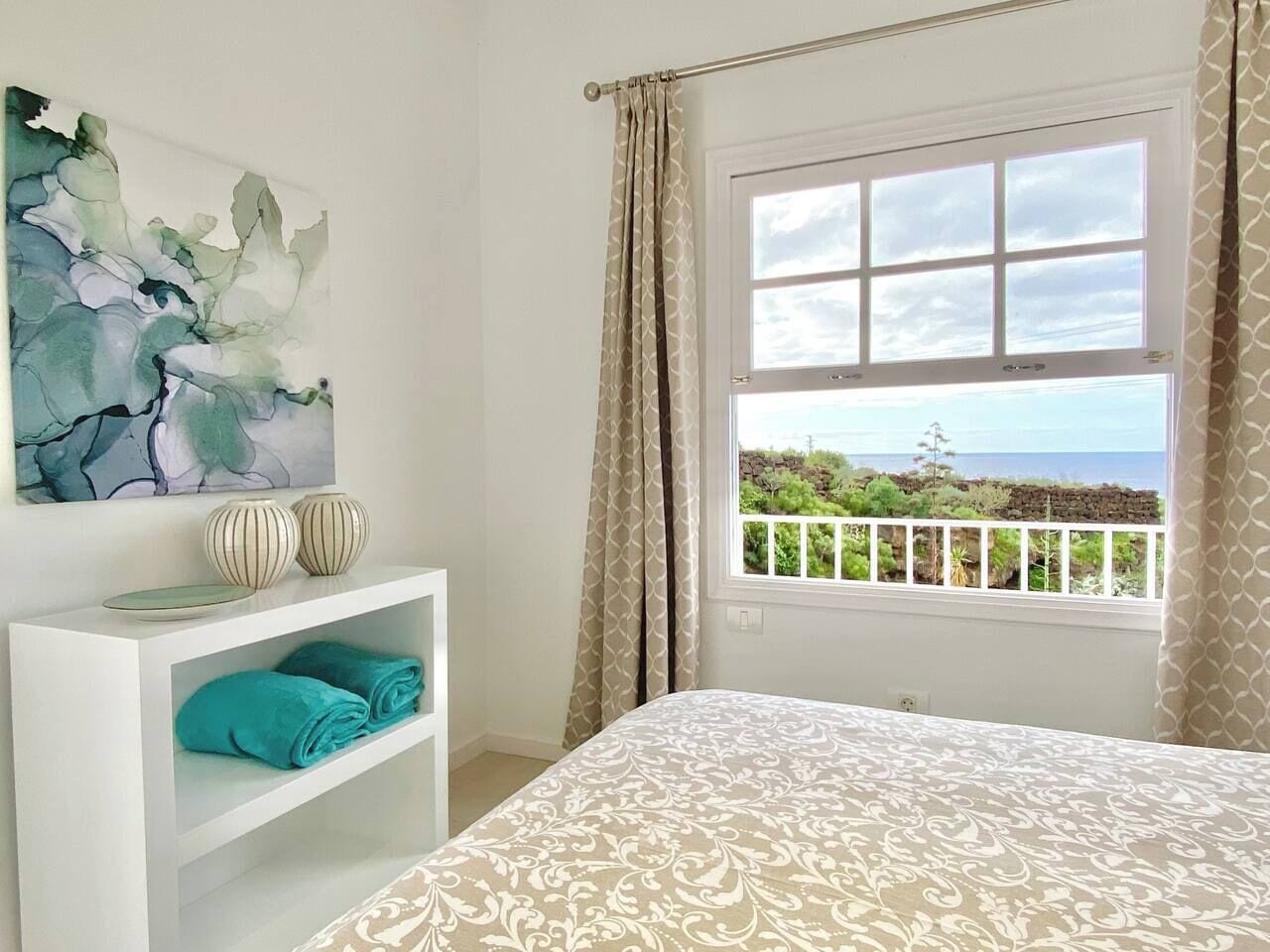 2 dormitorios, tabla de planchar con plancha, cuna de viaje