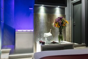 Deluxe Room, Non Smoking, City View | Egyptian cotton sheets, premium bedding, memory foam beds, minibar - Enjoy Art (Naples)