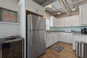 Apartment - Ocean Jewel 1- Beautifully Renovated Loft Close to Beach and Shops (Fort Myers Beach)