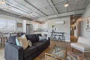 Apartment | 1 bedroom - Ocean Jewel 1- Beautifully Renovated Loft Close to Beach and Shops (Fort Myers Beach)