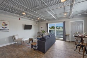 Apartment - Ocean Jewel 1- Beautifully Renovated Loft Close to Beach and Shops (Fort Myers Beach)