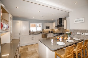 Cottage | Private kitchen | Fridge, dishwasher, electric kettle, toaster