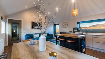 Cottage | Private kitchen | Fridge, electric kettle, toaster, cookware/dishes/utensils