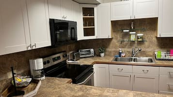 Een koelkast, een magnetron, een oven, een kookplaat