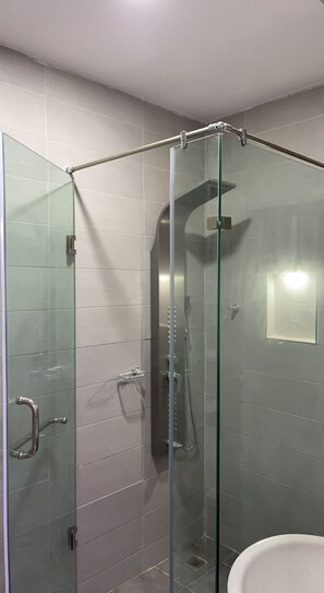 تجهيزات دش، مجففات شعر، مناشف، صابون