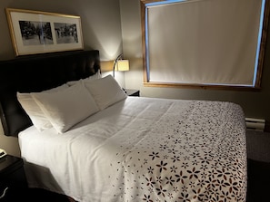 Tabla de planchar con plancha, wifi gratis y ropa de cama