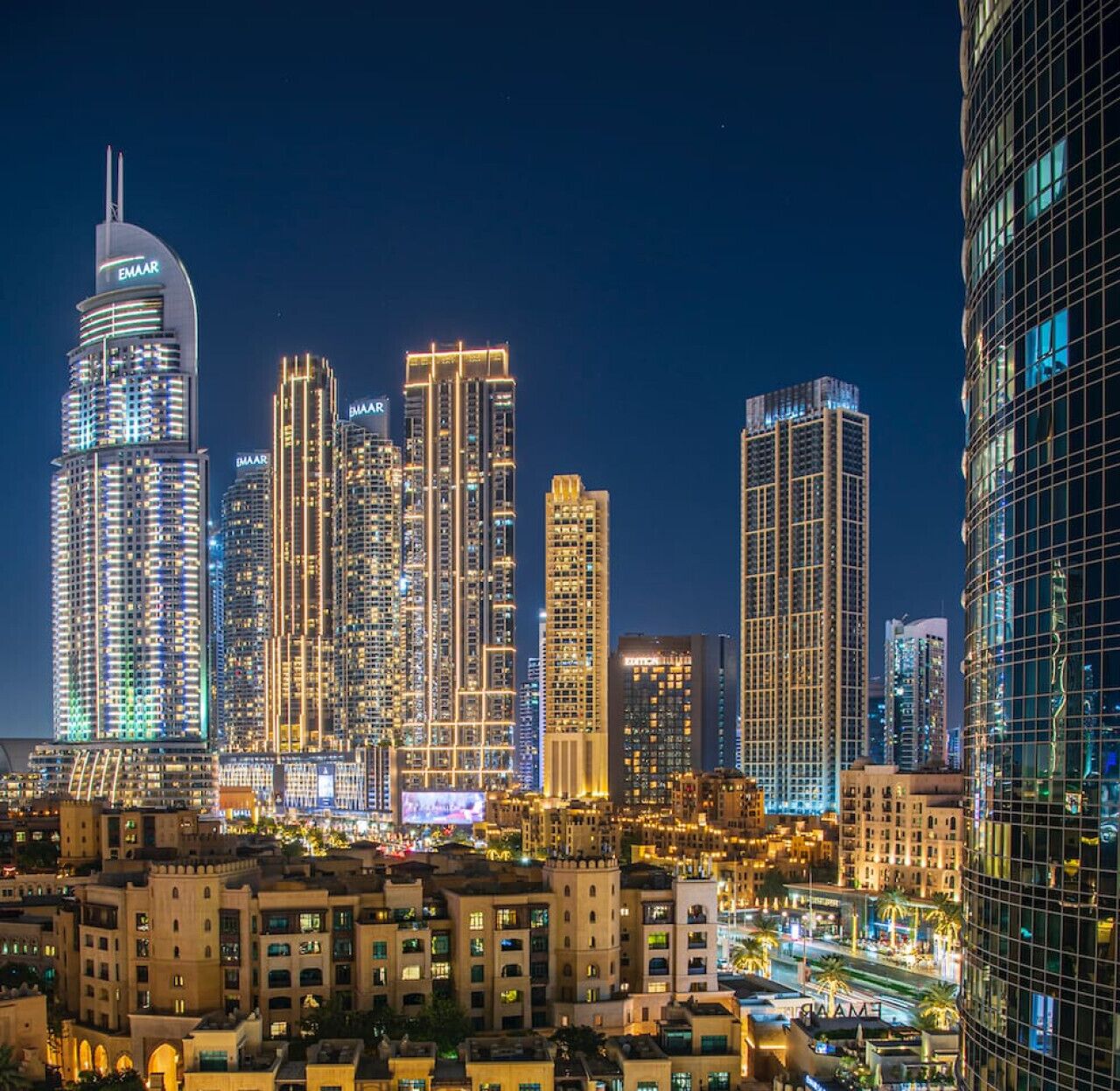 Skyline Oasis: Experience mesmerizing city views from your luxury Dubai getaway!