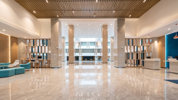 A spacious lobby with a polished marble floor, a reception desk, and seating areas. - Holiday Inn Express Linzhi Airport by IHG (Nyingtri)