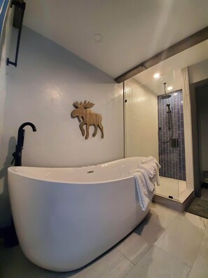 Shower, jetted bath, hair dryer, towels - Slopeside Loft - Luxury, newly renovated with ski-in ski-out access (Park City)