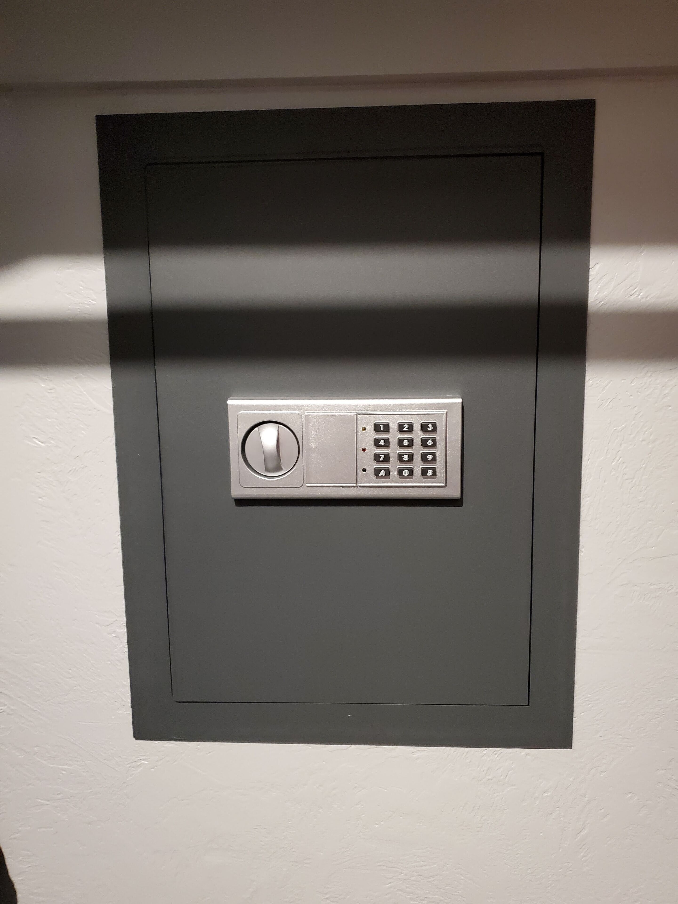 Et intercom-system monteret på væggen, med numerisk tastatur og drejeskive.