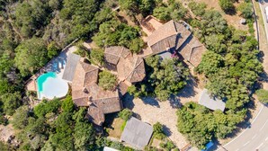 An aerial view of a property with multiple buildings, a swimming pool, and surrounding greenery. - Casa Chenal 10 Emma Villas (Arzachena)
