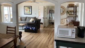 Ein gemütlicher Wohnbereich mit einer Couch, einem Couchtisch und einem Schild mit der Aufschrift 'LAKE HOUSE'.