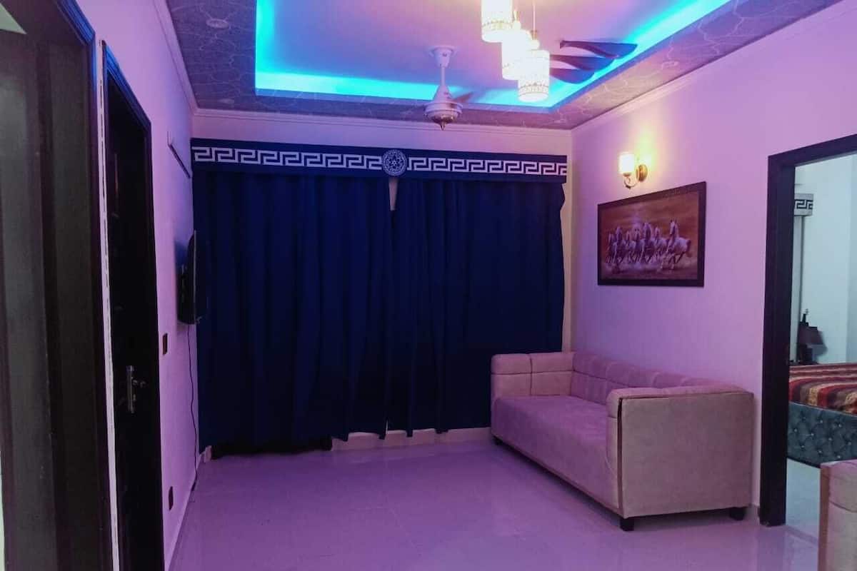 Appartement Deluxe | Coin séjour | Télévision LED de 24 pouces avec chaßnes par cùble, télévision