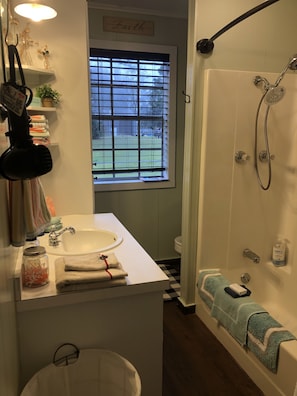 Tina con regadera, secadora de cabello, toallas, jabón