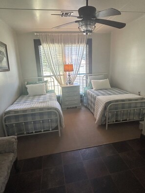 3 bedrooms, iron/ironing board, bed sheets