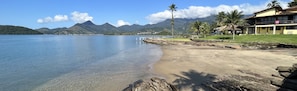 Na praia, espreguiçadeiras, toalhas de praia