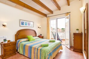 3 chambres, coffres-forts dans les chambres, fer et planche à repasser