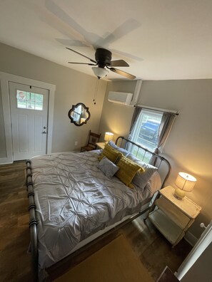 3 slaapkamers, een strijkplank/strijkijzer, gratis wifi, beddengoed