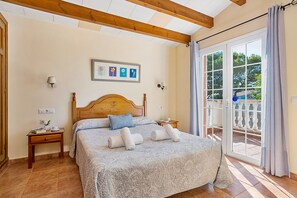 3 bedrooms, in-room safe, iron/ironing board, free WiFi - Villa Llevant by Escape Home (Cala´n Blanes)