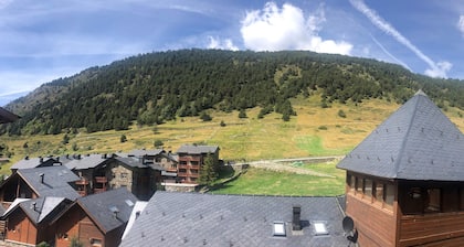 Casita de madera a Peu del Riu Incles. Sol y Nieve