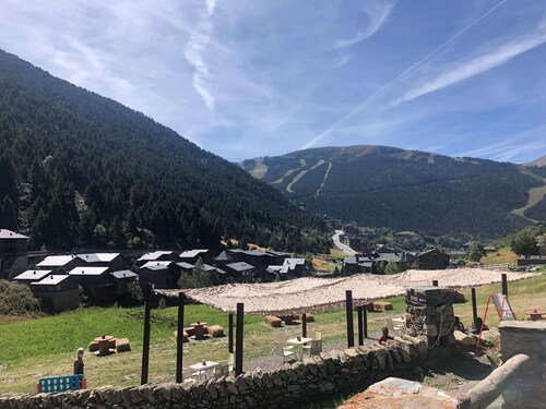 Casita de madera a Peu del Riu Incles. Sol y Nieve