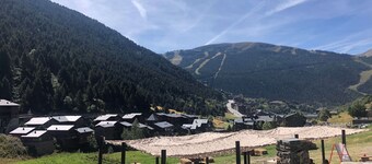 Casita de madera a Peu del Riu Incles. Sol y Nieve