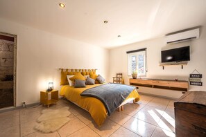 1 bedroom, desk, soundproofing, iron/ironing board - Pleasant, centrally-located house (Fourques)