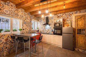 Fridge, microwave, oven, stovetop - Pleasant, centrally-located house (Fourques)