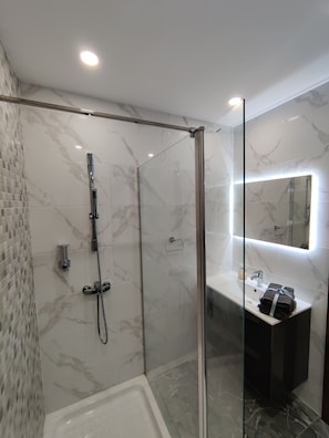 Shower, hair dryer, towels, soap - Mediterranean Breeze Apartment (Xaghra)