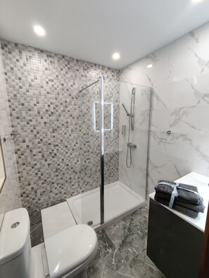 Dusche, Haartrockner, Handtücher, Seife