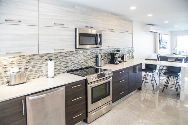 Kühlschrank, Mikrowelle, Ofen, Geschirrspüler