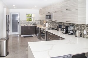 Refrigerador, microondas, horno, lavavajillas