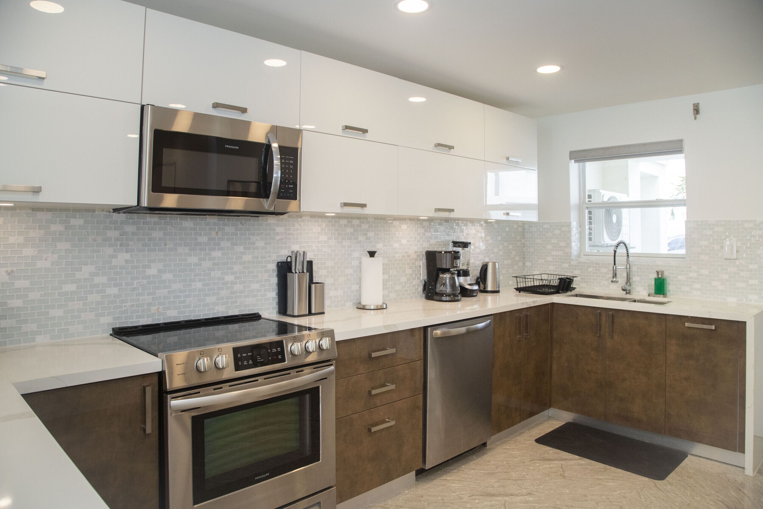 Réfrigérateur, micro-ondes, four, lave-vaisselle