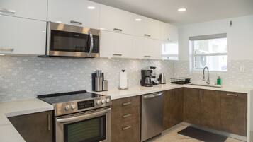 Réfrigérateur, micro-ondes, four, lave-vaisselle